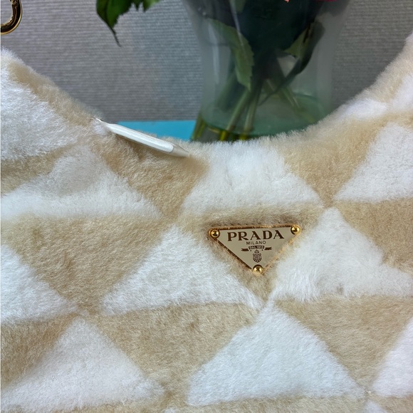 NWT Authentic Prada Re-Edition Beige White Shearling Shoulder Bag - Retail $4000 - Picture 3 of 14